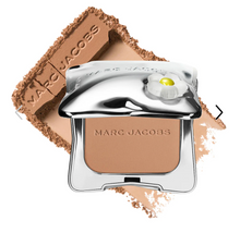 Cargar imagen en el visor de la galería, Pre orden: Marc Jacobs Beauty Legally Bronze Talc-Free Blurring Powder Bronzer