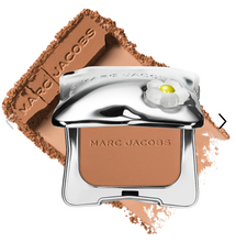Cargar imagen en el visor de la galería, Pre orden: Marc Jacobs Beauty Legally Bronze Talc-Free Blurring Powder Bronzer