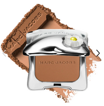 Cargar imagen en el visor de la galería, Pre orden: Marc Jacobs Beauty Legally Bronze Talc-Free Blurring Powder Bronzer