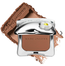 Cargar imagen en el visor de la galería, Pre orden: Marc Jacobs Beauty  Legally Bronze Talc-Free Blurring Powder Bronzer
