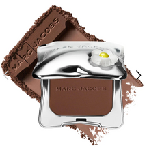 Cargar imagen en el visor de la galería, Pre orden: Marc Jacobs Beauty  Legally Bronze Talc-Free Blurring Powder Bronzer
