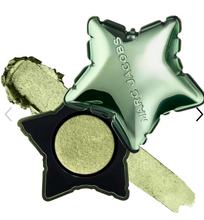 Cargar imagen en el visor de la galería, Pre orden: Marc Jacobs Beauty  Born Star Cream-to-Powder Long-Wear Eyeshadow
