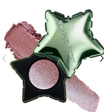Cargar imagen en el visor de la galería, Pre orden: Marc Jacobs Beauty  Born Star Cream-to-Powder Long-Wear Eyeshadow
